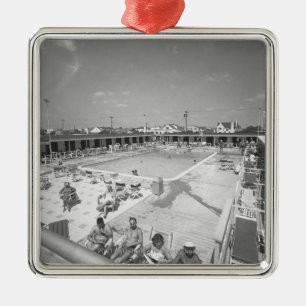 Ornement Carré Argenté Les gens détendant à la piscine extérieure B&W