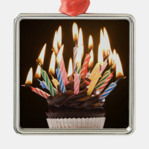 Ornement Carré Argenté Petit gâteau avec des bougies d'anniversaire