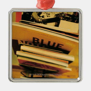 Ornement Carré Argenté Pile de livres et de magazines