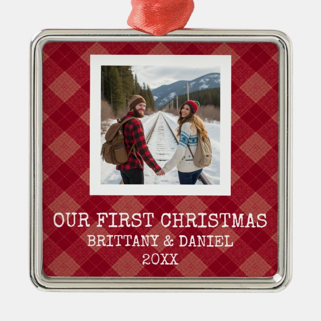 Ornement Carré Argenté Red Plaid Our First Christmas (Devant)