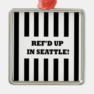 Ornement Carré Argenté Ref'd Up à Seattle avec des arbitres de remplaceme