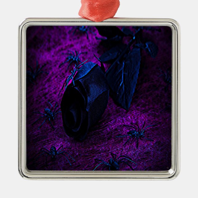 Ornement Carré Argenté Rose éffrayant en matière noire, araignées noires (Devant)