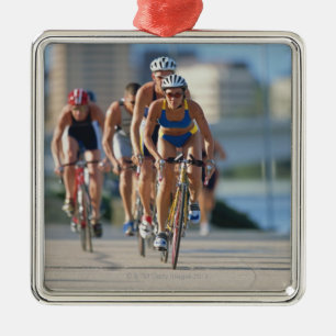 Ornement Carré Argenté Triathloners faisant un cycle 2