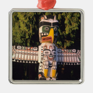 Ornement Carré Argenté Un mât totem à Vancouver, Canada.