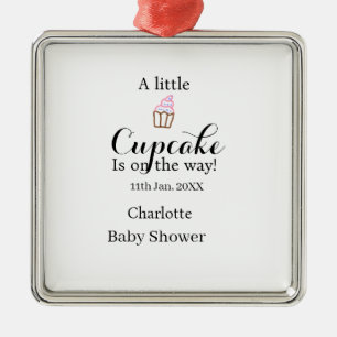 Ornement Carré Argenté Un petit gâteau arrive nom de la baby shower da