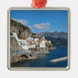 Ornement Carré Argenté Vue éloignée d'Atrani sur la côte d'Amalfi