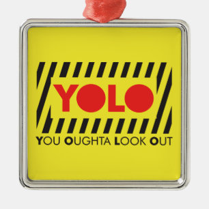 Ornement Carré Argenté YOLO avec la précaution rouge