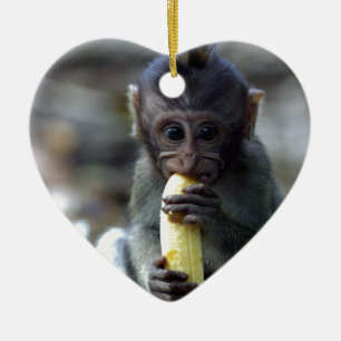 Ornement Cœur En Céramique Bébé macaque mignon mangeant une banane