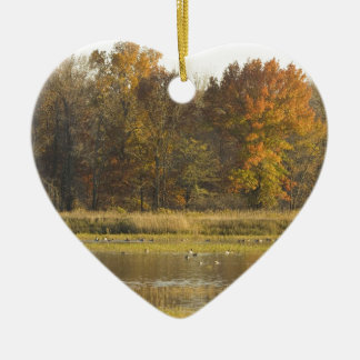 ORNEMENT CŒUR EN CÉRAMIQUE MARÉCAGE AVEC DES ARBRES D'AUTOMNE À