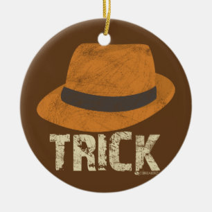 ORNEMENT DE NOËL DU FOOTBALL DE TOUR DE CASQUETTE