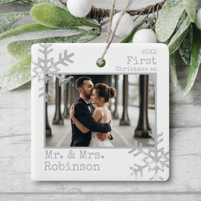 Ornement En Céramique Blanc 1er Noël M. & Mme Photo (Rustic snowflake newlywed holiday keepsake photo ornament perfect for gifts to bring joy to others.)