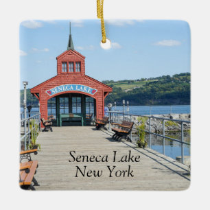 Ornement En Céramique Boathouse rouge sur le lac Seneca
