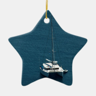 Ornement En Céramique Catamaran amarré en mer