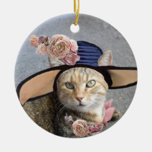 ORNEMENT EN CÉRAMIQUE CHAT ÉLÉGANT AVEC UN GRAND CHAPEAU DE DIVA, ROSES