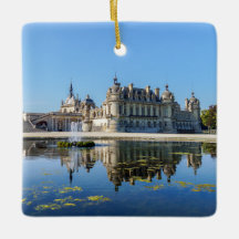 Château de Chantilly avec réflexion dans un étang