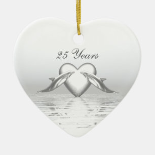 Ornement En Céramique Dauphins et coeur argentés d'anniversaire