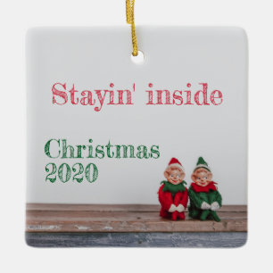Ornement En Céramique Elfes vintages sur mantel, Stayin' Inside 2020