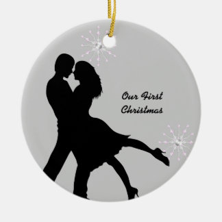 Ornement En Céramique Embrassant des couples, mariés notre premier Noël