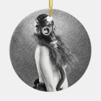 Fille de masque de gaz