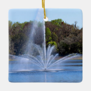 Ornement En Céramique Fontaine sur un étang