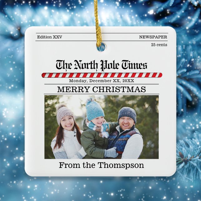 Ornement En Céramique Jote Christmas Photo Journal Imprimer Drôle (Christmas ornament with a whimsical newspaper design)