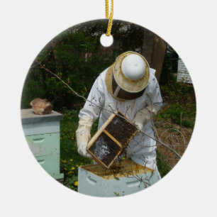 Ornement En Céramique L'apiculteur ajoute des abeilles