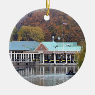 Ornement En Céramique Le Boathouse en parc, photo d'automne