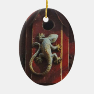 Ornement En Céramique lézard gris sur bois usé