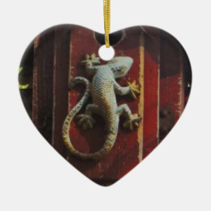 Ornement En Céramique lézard gris sur bois usé