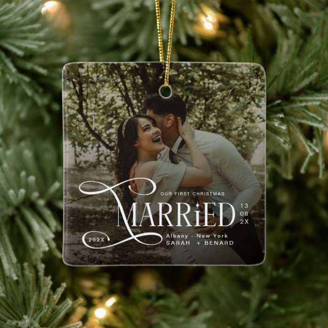 Ornement En Céramique Minimal First Christmas Married Couples Photo (Arbre)