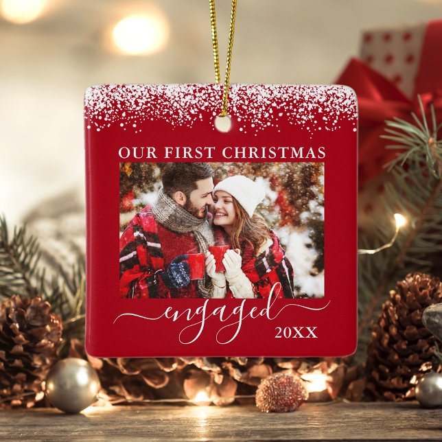 Ornement En Céramique Neige Top Notre Premier Noël Engagé Photo Rouge (Double Sided Our First Christmas Photo Ornament.)