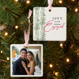Ornement En Céramique Notre premier Noël fiancés Arc vert Couple Photo