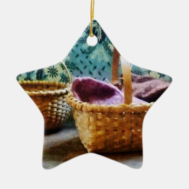 Ornement En Céramique Panier Avec Tricot (Devant)