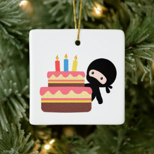 Ornement En Céramique Petit ninja derrière le gâteau d'anniversaire