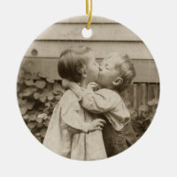 Photo d'amour vintage d'enfants s'embrassant dans