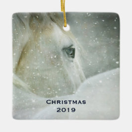 Ornement En Céramique Photo d'un magnifique cheval blanc en hiver
