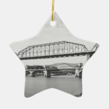 Photographie noire et blanche de double pont