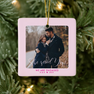 Ornement En Céramique Pink First Christmas Engagé Couple Photo personnal