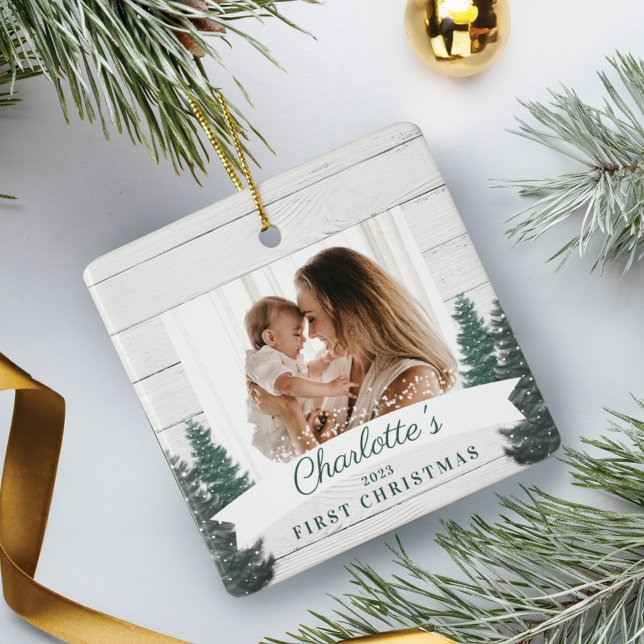 Ornement En Céramique Pins de bois rustique Baby First Christmas Photo (Rustic Wood Pine Trees Baby First Christmas Photo Ceramic Ornament)