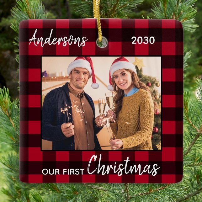Ornement En Céramique Premier Noël Marié Rouge Plaid Couple Photo (Créateur téléchargé)