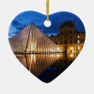 Ornement En Céramique Pyramide dans le musée de Louvre, Paris, France