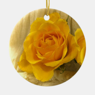 Ornement En Céramique Rose jaune sur la dentelle