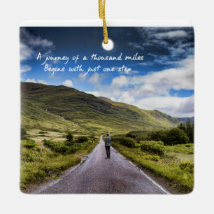 Ornement En Céramique Un homme sur la route à la campagne Journey comme
