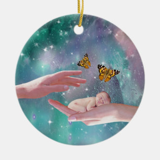 Ornement En Céramique Un mignon bébé dans un imaginaire à la main