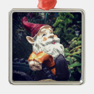 Ornement En Métal Accroché avec le gnome dans le jardin.