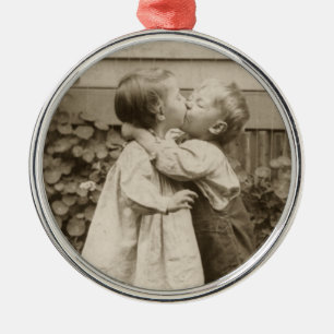 Ornement En Métal Amour vintage Photo d'enfants s'embrassant dans un