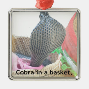 Ornement En Métal Cobra dans un panier Prêt à cracher le feu