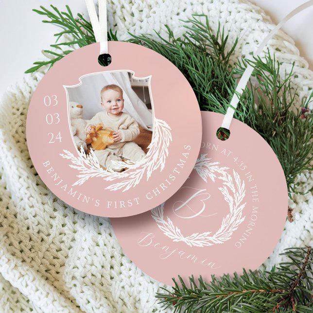 Ornement En Métal Elégant Garland Wreath Crest Baby First Christmas (Elegant Garland Wreath Crest Baby First Christmas Metal Ornament)