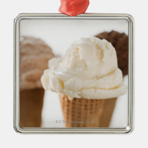 Ornement En Métal Fermez-vous des divers cornets de crème glacée
