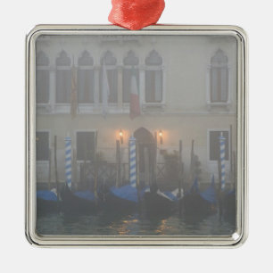 Ornement En Métal Italie, Venise. Une rangée de gondoles vues à trav